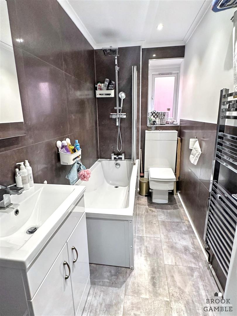 2 Bedroom Flat - Conversion. 19 St. Annes Road in Eastbourne, East Sussex 10